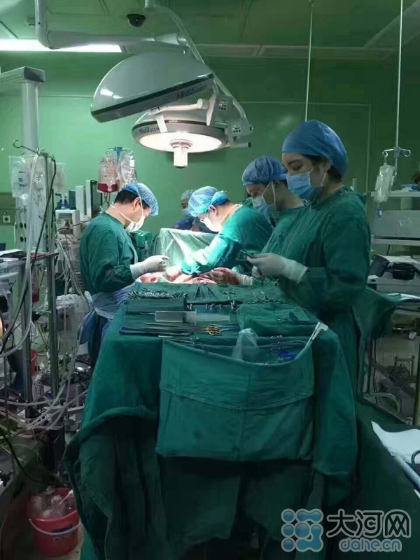 郑州医生连续工作34小时靠墙角睡着 网友称心疼