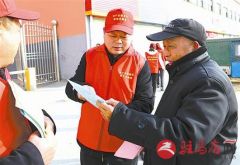 志愿者进社区宣传创文知识