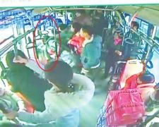 小偷在郑州公交上行窃后欲跳车逃走 乘客合力拽回