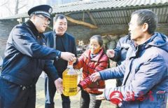 民警慰问困难群众