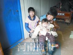 心酸！ 15岁哥领着9岁弟给9个月大的妹看病