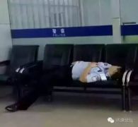 济源民警长椅睡觉照片刷爆朋友圈，竟成了“网红”……
