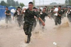 【视觉】抢险！新乡百余名武警紧急排放高速积水，构筑围堰……