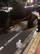 郑州中原路塌陷营救超24小时：现场挖出一件黑衣服 自来水管爆裂有塌方可能