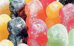 好恶心！大人小孩都爱吃的这东西，或是腐烂垃圾皮革做的！