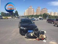 郑州一骑电动车父子被撞飞，只因这个动作——