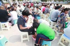 【视觉】“没想到他现在这么懂事！这是他第一次给我洗脚……”