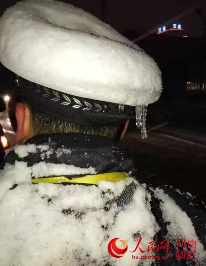 河南“冰凌哥”引数百万网友点赞 看他背后的故事
