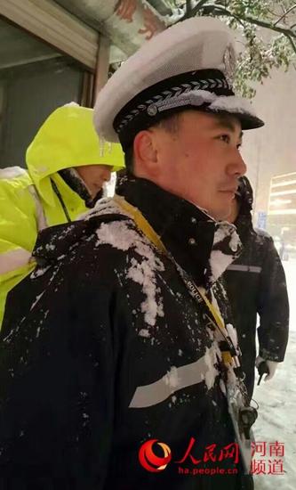 河南“冰凌哥”引数百万网友点赞 看他背后的故事