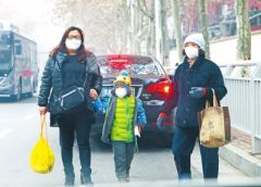 “雾霾假”引争论 高中停不停课学生家长“掐架”