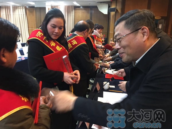 漯河女接种医生12年记35本“接种日记”获评大奖