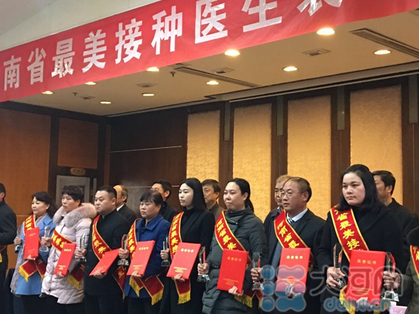 漯河女接种医生12年记35本“接种日记”获评大奖