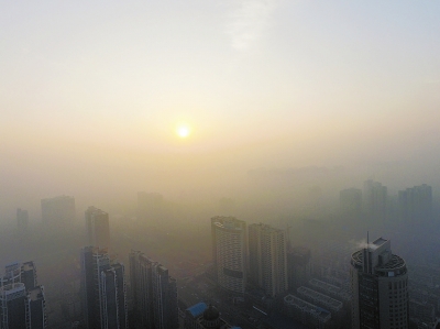 辐射雾突袭郑州现“魔幻”场景 地空出行都受影响
