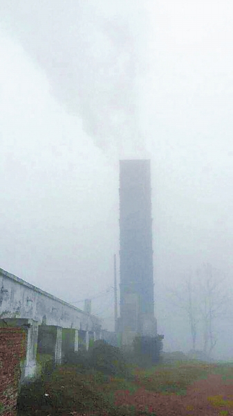 虞城一砖窑场浓雾中“任性”排烟 老板:停产损失多