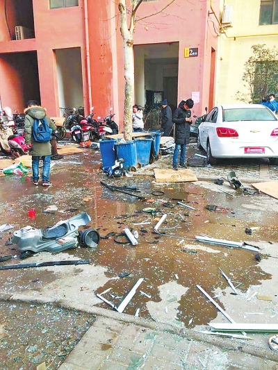 郑州一居民家疑因天然气泄漏引发爆炸 楼下遍布玻璃碎片