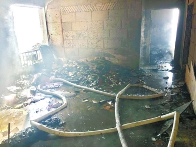 郑州一居民家疑因天然气泄漏引发爆炸 楼下遍布玻璃碎片