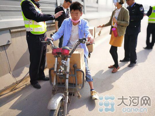 郑州交警打“组合拳”治交通乱象④:上高架的“小电电们”这回懵了
