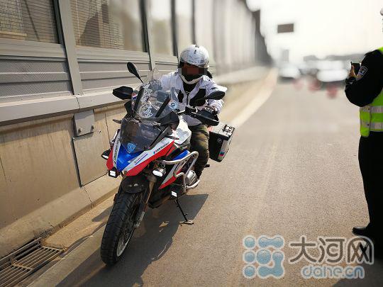 郑州交警打“组合拳”治交通乱象④:上高架的“小电电们”这回懵了