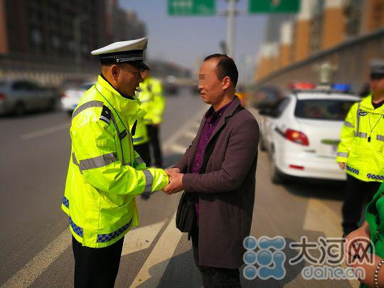 郑州交警打“组合拳”治交通乱象④:上高架的“小电电们”这回懵了