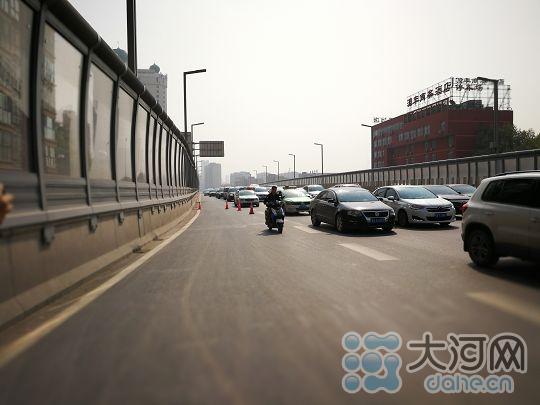 郑州交警打“组合拳”治交通乱象④:上高架的“小电电们”这回懵了