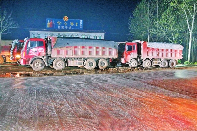 60余辆超限车欲深夜集体闯岗 超限站与交警联合执法