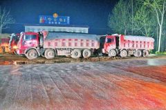 60余辆超限车欲深夜集体闯岗 超限站与交警联合执法