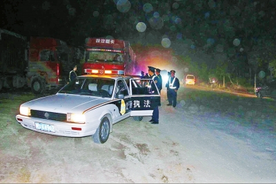 60余辆超限车欲深夜集体闯岗 超限站与交警联合执法