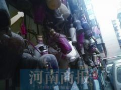 郑州一老人用500多个酒瓶打造小区的“防盗神器”
