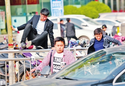 郑州金水路与未来路人行道被护栏围起 大多市民跨栏通过