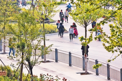 郑州金水路与未来路人行道被护栏围起 大多市民跨栏通过