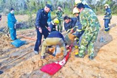 洛阳一农妇不慎坠入田间深井 13名消防官兵紧急营救