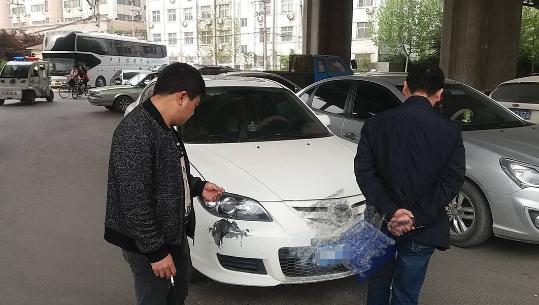 洛阳大巴郑州不慎刮蹭路边车 司机主动留字条赔偿