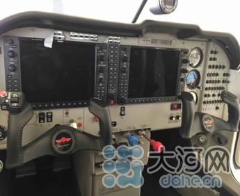 大河网记者探营2017航展特技飞机组装地 试乘“空中法拉利”