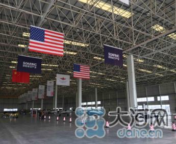 大河网记者探营2017航展特技飞机组装地 试乘“空中法拉利”