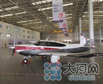 大河网记者探营2017航展特技飞机组装地 试乘“空中法拉利”