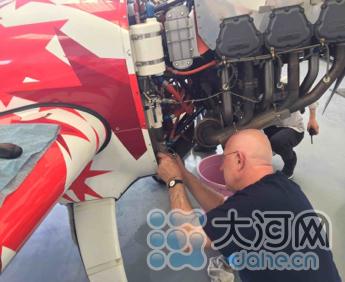 大河网记者探营2017航展特技飞机组装地 试乘“空中法拉利”