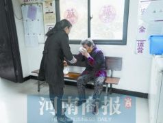 九旬老人流落街头不愿回家 养育有一儿四女