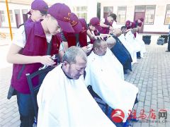 走进敬老院  关爱老年人