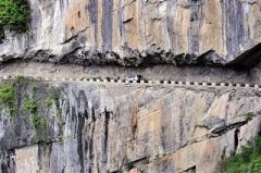 重庆达州村民在绝壁上凿出595米长山路(组图)