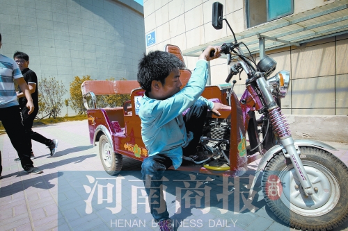 商丘残疾小伙乞讨7年后考上医专 常为老人义诊