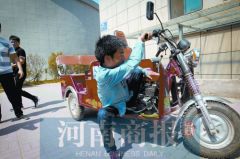 【身边的感动】商丘残疾小伙乞讨7年后考上医专 常为老人义诊