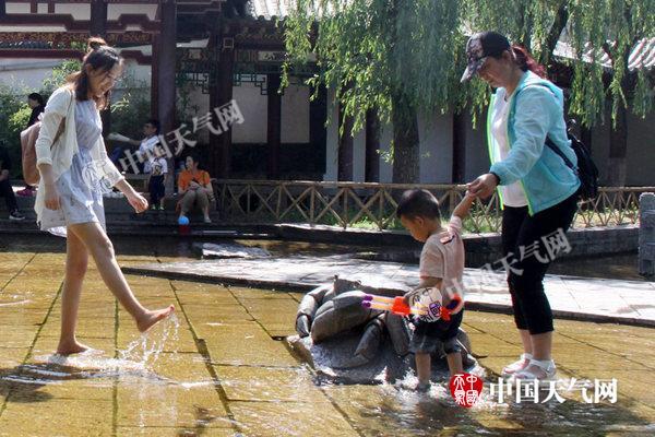京津冀35℃高温持续 华南沿海局地有暴雨