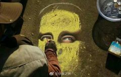 流浪者郑州街头用粉笔画蒙娜丽莎之眼 秒杀专业艺术人
