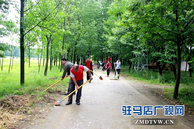 志愿者在清理路面杂物.JPG