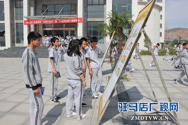 同学们观看展板1.JPG