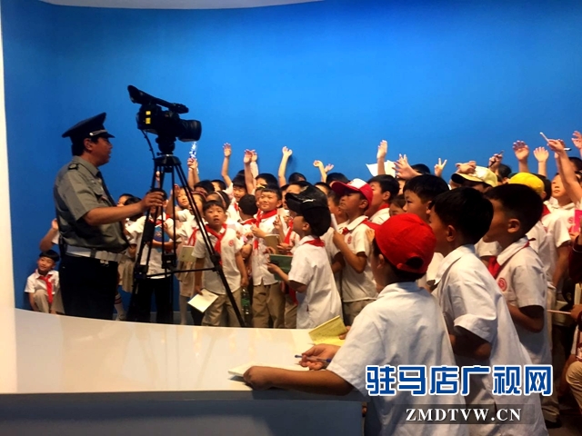 举手很积极.jpg