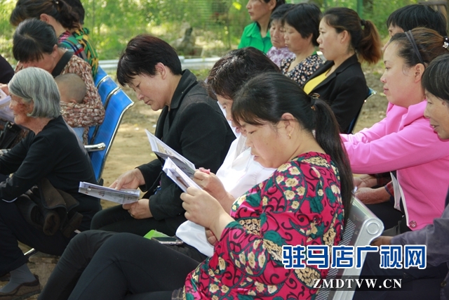 _村民折页了解新知识.JPG