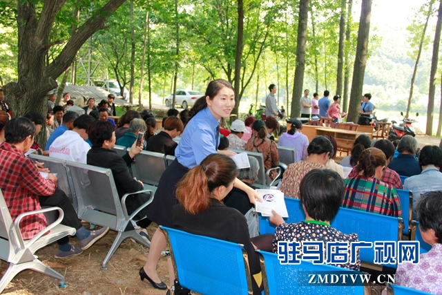 干警刘艳丽向村民发放道德讲堂进乡村折页.JPG