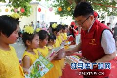 2000多本儿童读物  送进伍庄小学