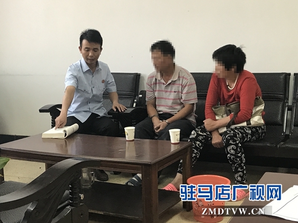 刑庭副庭长武磊在向孙某讲明拒执罪相关的法律法规.jpg